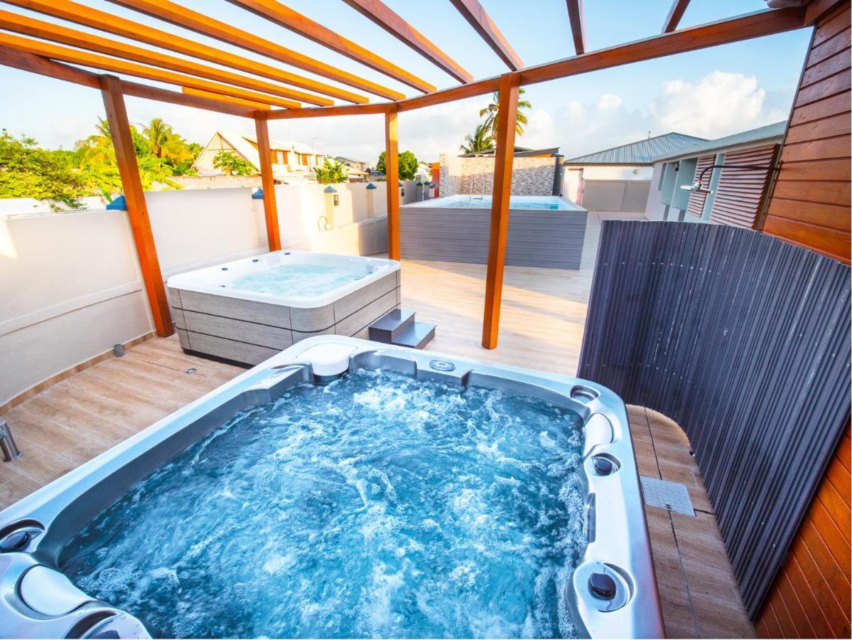 T2 jacuzzis et piscine au centre ville de Port-Louis Extérieur photo