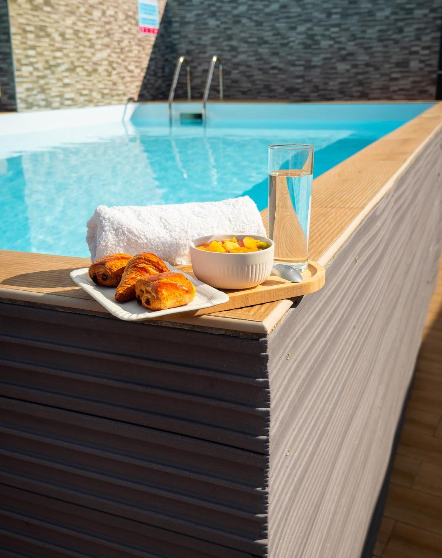T2 jacuzzis et piscine au centre ville de Port-Louis Extérieur photo