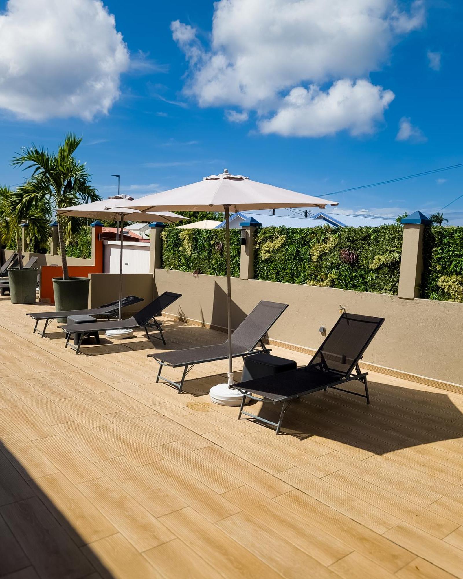 T2 jacuzzis et piscine au centre ville de Port-Louis Extérieur photo