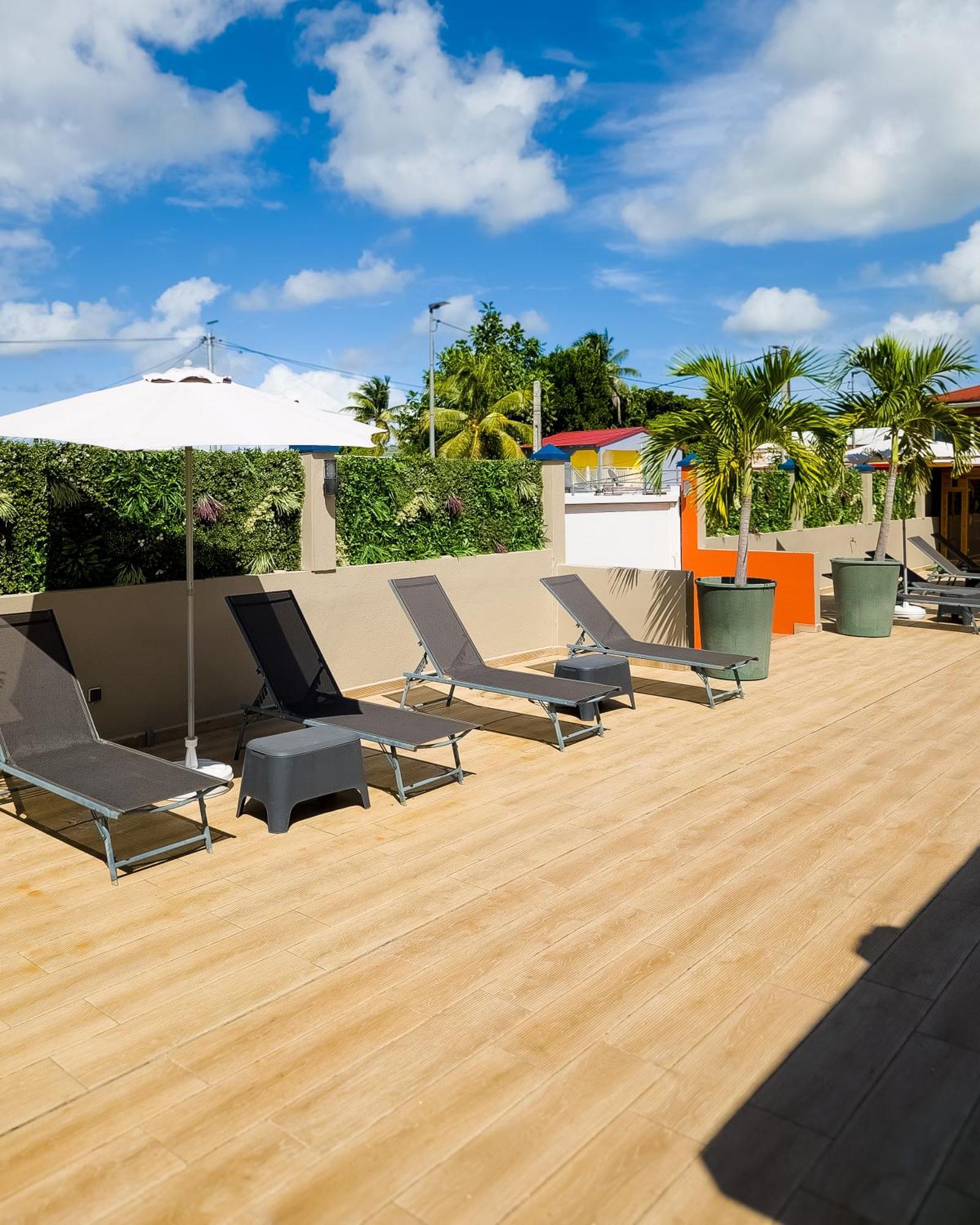 T2 jacuzzis et piscine au centre ville de Port-Louis Extérieur photo